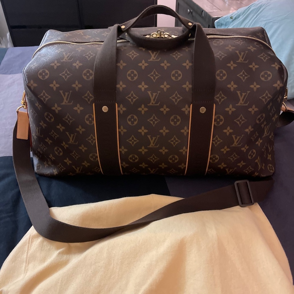 A beautiful duffel bag 100% authentic